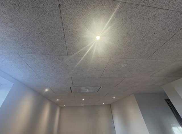 Moderne interiør med microcement-look og spotbelysning – microcement i Esbjerg af O.K. Totalbyg